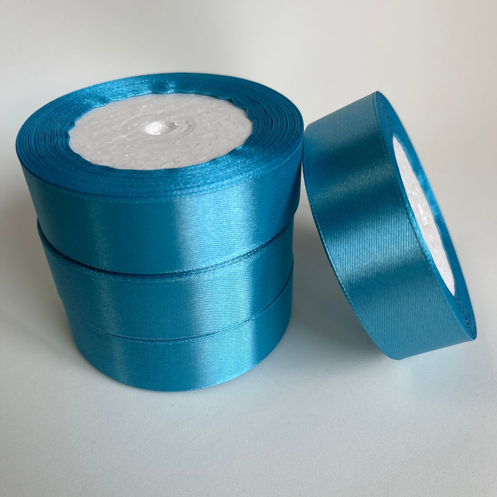 Купить ленту от производителя. Лента атласная 25 мм. Лента атласная 20 мм голубой. Синяя лента в рулоне. Декоративная водостойкая лента 20 миллиметров синего цвета.